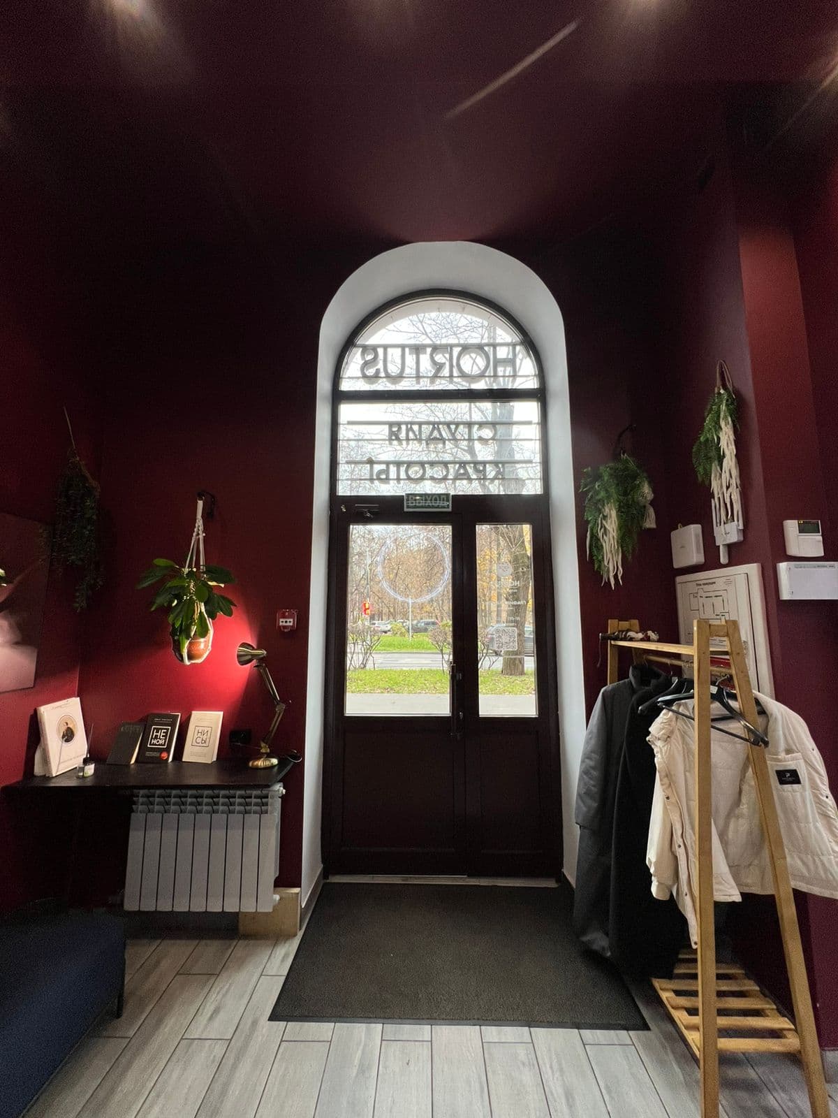 Income-producing 94.7 sqm with premium beauty salon — ₽240k/mo, two entrances, 7 min to Setun MCD 5