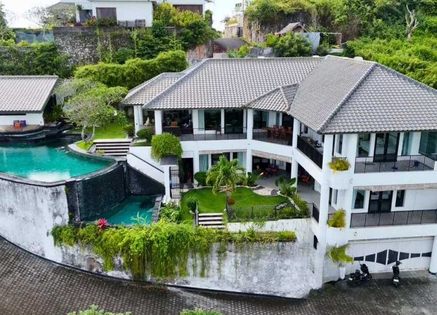 Rare Cliffside Villa in Jimbaran with Panoramic Ocean Views